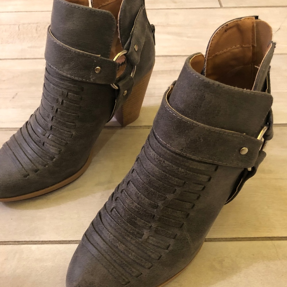 ***WOMENS QUPID GRAY BOOTLETS***
